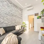 Апартаменти Casa Di Carly - Large Cozy Retreat In Center