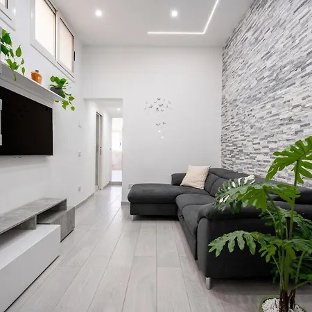 Casa Di Carly - Large Cozy Retreat In Center Apartment Bari